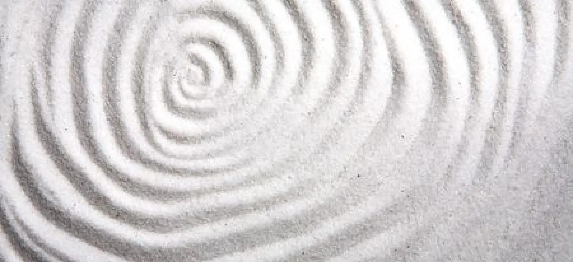 Ondes se diffusant sur du sable fin blanc